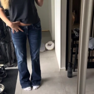 Lågmidjade jeans - Mina favoritjeans ! Supersnygg passform och älskar de vita sömmarna (påminner om miss me jeans) Midjemått: 38 Innebenslängd: 82