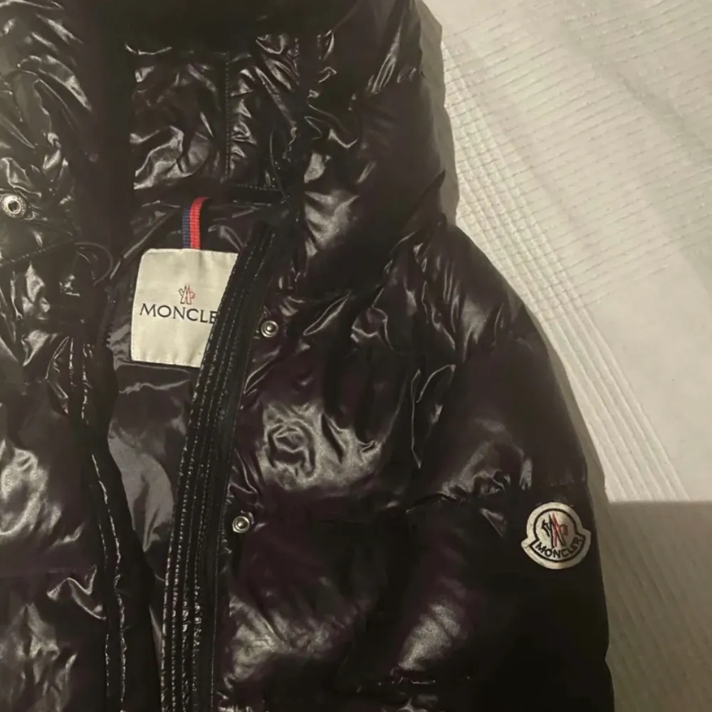 Skitsnygg moncler jacka i storlek 1. Säljer då den inte används. Gammal modell och lite sliten på knapparna samt att tvättråden har ramlat av men inget mer än det💓. Jackor.