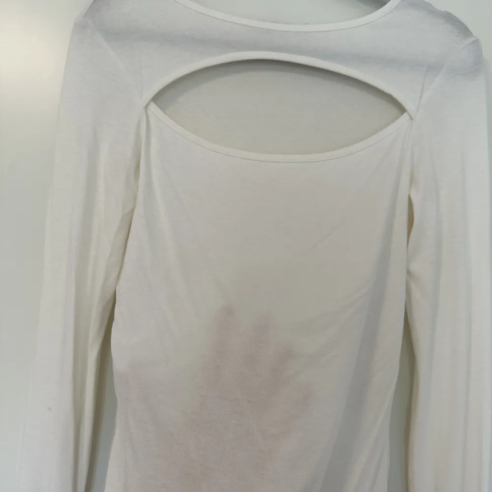 Lite genomskinlig vit tröja med öppning lite över bröstet. Tröjor & Koftor.