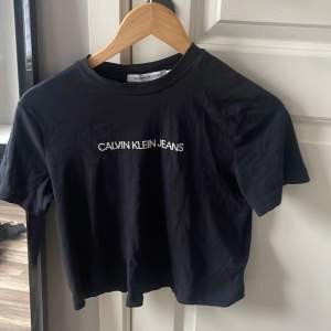 Knappt använd Calvin Klein t shirt i storlek xs! 💕