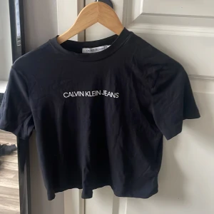 Calvin Klein t shirt  - Knappt använd Calvin Klein t shirt i storlek xs! 💕