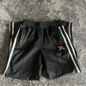 Arigato byxor  - Säljer nu mina Arigato byxor då jag är sugen på något annat. Byxorna är givetvis äkta och är i storlek M, dom sitter perfekt på mig och jag är 178. Nypris för byxorna är 1700 och endast använt i 1 år. Skriv om du är intresserad eller har nå frågor