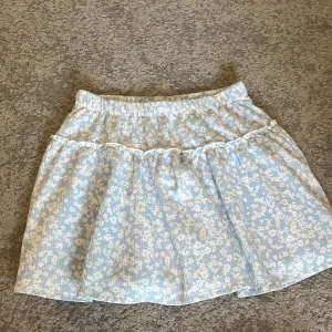 Zara kjol - As snygg lågmidjad kjol från zara, slutsåld o i nyskick☺️