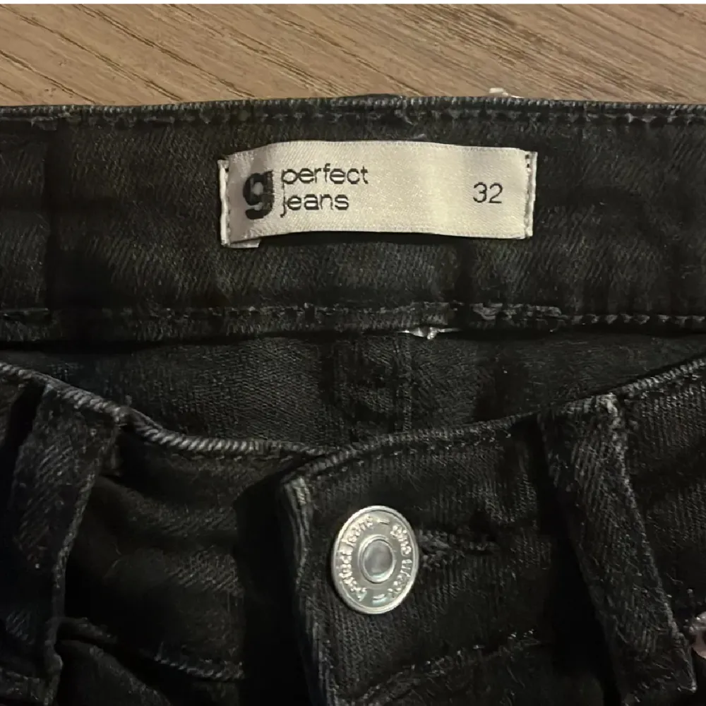 Säljer mina svarta jeans från Gina Tricot i modellen full length flare jeans i storlek 32. Säljs pga att det börjar bli för korta på mig, men annars inget fel på jeansen. Sparsamt använda🩷Nypris: 499,95kr säljs för 300kr. 💗Kom privat för fler bilder. Jeans & Byxor.