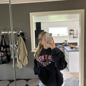 Hoodie  - Mörk blå hoodie som är oversiezd, väldigt bra skick 