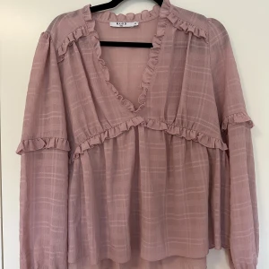 NA-KD blus - Supersöt blus i storlek 36 men passar också M, beroende på hur man vill att den sitter😄