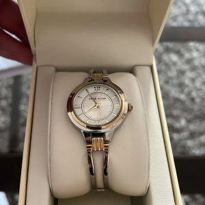 Anne Klein klocka helt ny - Oanvänd, mycket fin Anne Klein klocka i låda, guld och silver