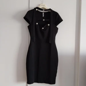 Klänning.  - Elegant klänning från Chiara Forthi i storlek S. Nyskick. Endast prövad.   Betalnkng sker via swish köparen står för frakt. 