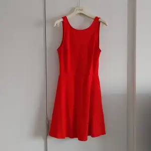 Röd kort klänning ifrpn HM divided i storlek 36.   Använt sparsamt.   Swish betalning och köparen står för frakten. 