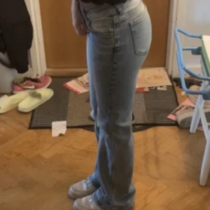 Lågmidjade jeans  - Lågmidjade jeans från hm, använda ganska många gånger så lite slitna men det syns inte bara nere vid fötterna😍om ni har nåra frågor är det bara att ställa🤗säljer för jag inte använt på typ 100 år