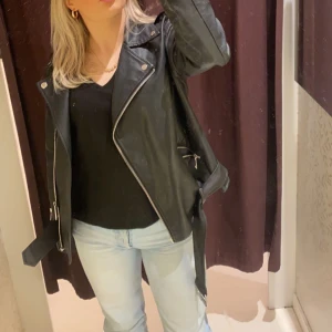 Skinnjacka - Säljer då den ej kommer till användning längre Nypris: 799kr Skinnjacka i storlek 34, använd rätt mycket men i bra skick! Sitter ganska bra på mig som vanligtvis har 36, går att ha tjockare tröjor under men blir lite tajt i armarna då