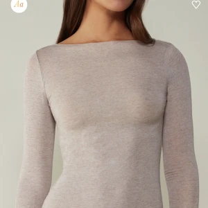 Beige intimissi tröja,  - Har används några gånger med ingen skada,  säljer pga ingen användning, ny pris 450 kr,  lånad bild skriv för privat bild o intresse❤️❤️