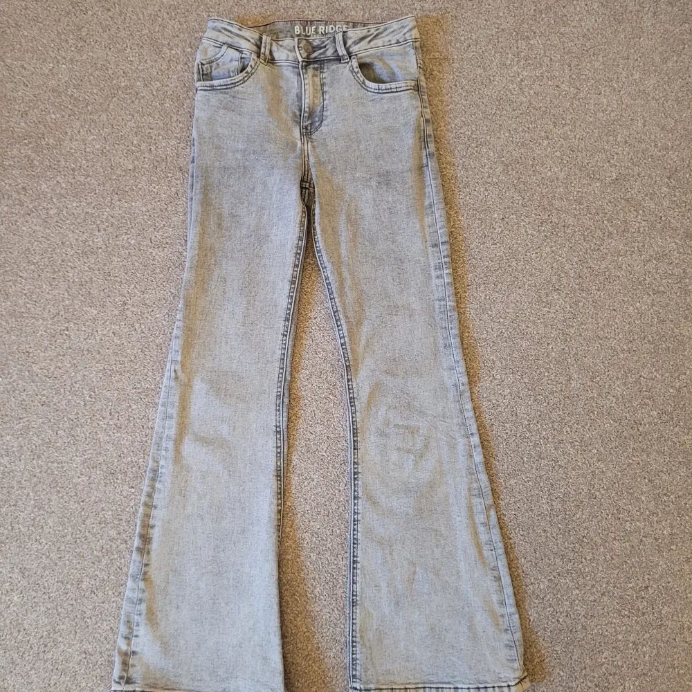 Jättefina ljusgråa bootcut jeans som jag skulle säga är rätt så lågmidjade. Jättebra skick, inga defekter . Jeans & Byxor.