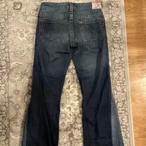 Jättefina utsvängda true religion jeans som inte kommer till användning längre då jag har för mycket byxor! Dom är omsydda i midjan och vid benen. Midjemåttet 80cm och benlängden är 97cm! Kom dm för fler bilder och använd gärna köp nu🌟🌟🌟