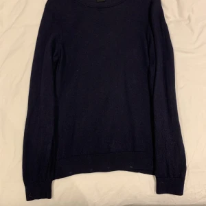 Hugo boss tröja merinoull - Hugo boss tröja i merinoull, size s men minska i tvätten så passar xs och lite konstig passform annars perfa skick. Nypris 1500