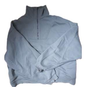 Mintgrön zip up hoodie i supermjukt material. Säljer då den inte kommer till användning. Storleken är M men den är lite oversized. Skriv för frågor. 