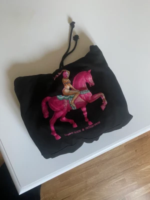 Fröken snusk/Rasmus Gozzi hoodie  - Säljer min Fröken snusk/Rasmus Gozzi hoodie då den aldrig kom till nån användning. Köpes för 600-700. Storlek L