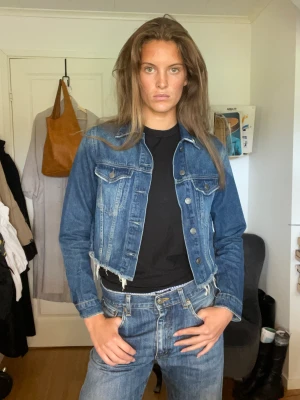 Jeansjacka  - En croppad jeansjacka från bikbok 💙