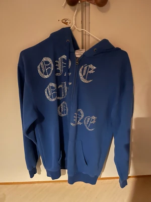 One of One tröja - Blå one off one tröja säljer pga ingen annvändning. Använd va en sommar. Nypris 1000kr