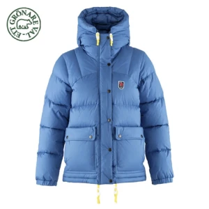 Fjällräven Jacka - Säljer min sparsamt använda fjällräven jacka, den har använts väldigt lite och har inga defekter. Super varm, snygg och skön! Jag är 168 cm💙 nypris är ca 7000, jag säljer för 4500kr