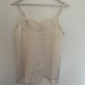 Linne - Fint linne med detaljer vid bröstet🤍🤍