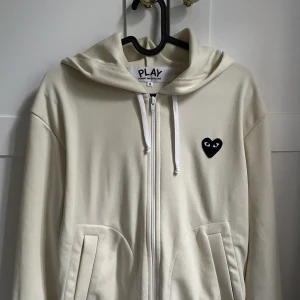 Cdg zip hoodie - Tja, säljer nu min Cdg zip hoodie. Fick som present ett par år sen. Sparsamt använd, därav inget märkbart på hoodien.  Hoodien är i strl S. Kan tänka mig diskutera priset! Vid flera funderingar, hör av dig:)