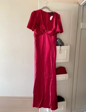 Oanvänd röd klänning  - Röd klänning från little mistress storlek m 