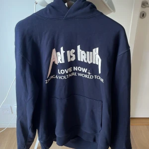 Zadig & Voltaire hoddie - Hej säljer min marinblå Zadig & Voltaire tröja för bra pris! Tröjan är i väldigt bra skick och andvänd kort period fåtal gånger. Storlek M med bra passform och skönt/ bra material , pris kan diskuteras.