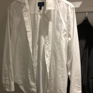 Gant  - Använd 1 gång , behövs en strykning så är den perfekt. Storlek S