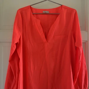 Coral Skjort blus - Fin skjorta i kostym tyg.