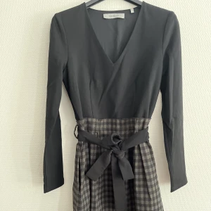 Marella klänning  - En lyxig italienska märke Marella. Använd bara 2 gånger, ser ut som ny, bomull/polyamid/elastan 