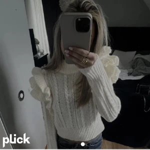 stickad tröja med volang - säljer denna snygga tröja ifrån gina💋