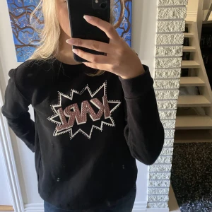 Karl Lagerfeld sweatshirt  - Säljer nu denna fina sweatshirten från Karl Lagerfeld då den inte längre kommer till användning. Står ingen strolek i men skulle säga 36. (De vita är på spegeln inte på tröjan)