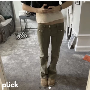 Gröna hm Jeans  - Populära gröna jeans från hm💚 Skriv för egna bilder💘lite slitna längst ner men inget man tänker på!