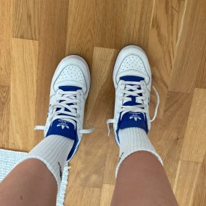 Adidas FORUM BOLD - Adidas FORUM BOLD. Jättefina skor, använd enstaka gånger. Ny pris 1200kr. Vit och mörkblåa