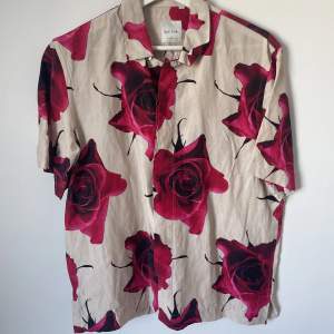 Herrskjorta med korta ärmar, inköpt på NK förra året från Paul Smith. Sparsamt använd i väldigt bra skick. Nypris 2500 kr.