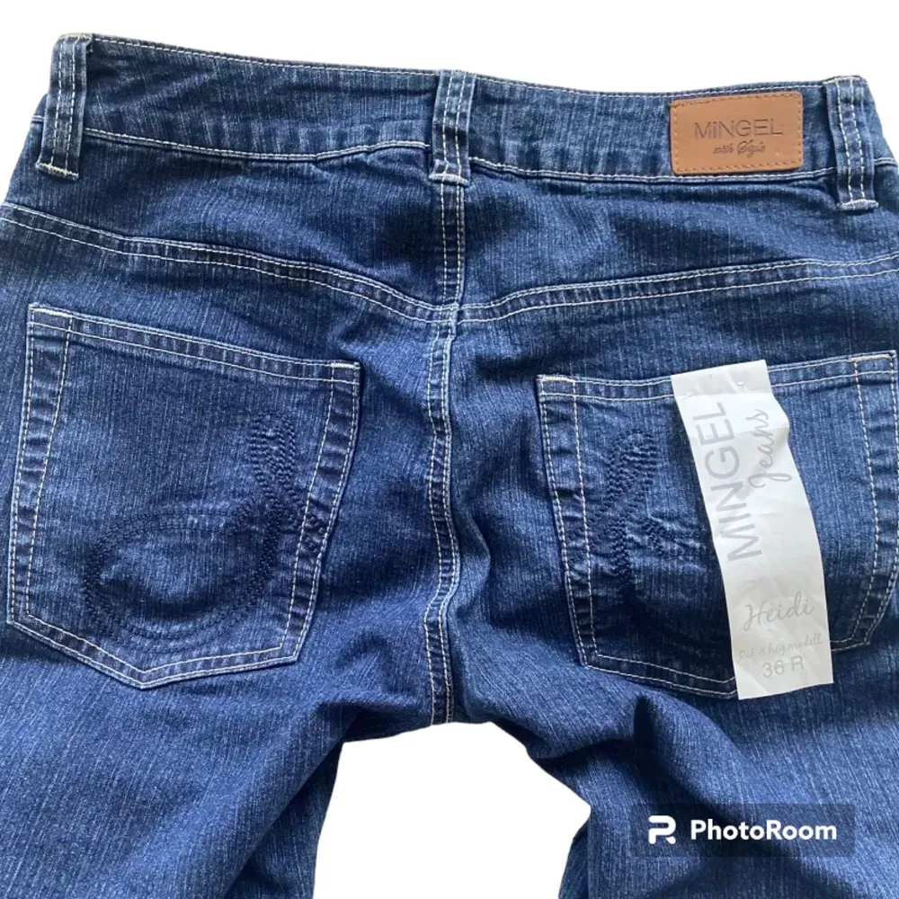 Mörkblåa Mingel jeans med snygga bakfickor i en rak modell. Jag köpte dessa för några månader sedan men har inte riktigt kommit till användning. Därför inte blivit något slitage och de har fortfarande lapp klar på. Kontakta för frågor eller bilder💞💘. Jeans & Byxor.
