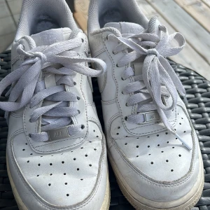 Nike Air Force 1 - Inte använt mycket. Sulan är lite gulaktig. Ord.pris 1399
