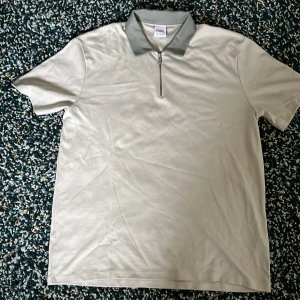 Grön picke tröja från zara - Säljer en knappt använd tröja från zara i gott skick.