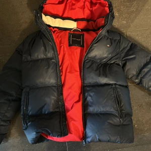 Tommy Hilfiger vinter jacka - Tommy Hilfiger vinter jacka i mycket bra skick använd enn vinter