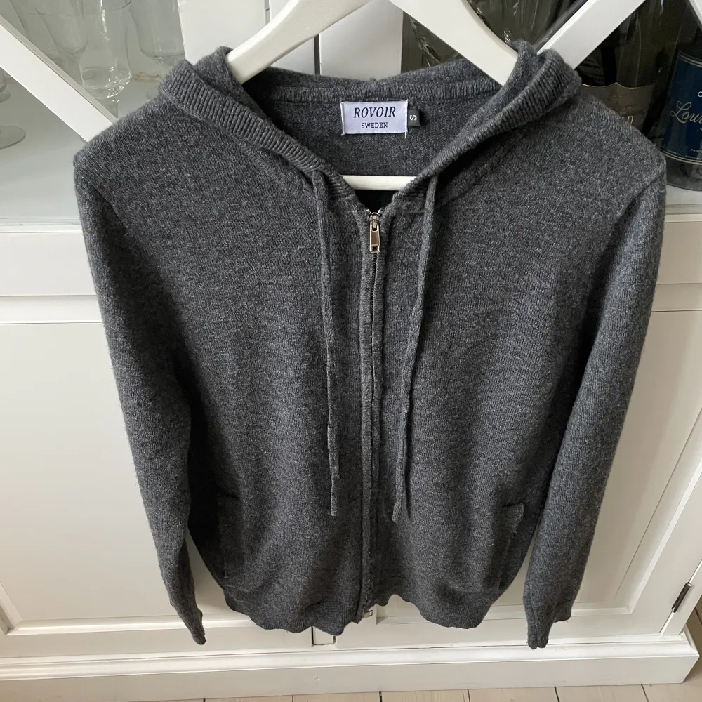Säljer denna kashmir zip hoodie i storlek S. Gjord utav 100% Kashmir. Tveka inte att höra av dig vid minsta fundering 😃. Hoodies.
