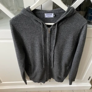 Kashmir zip hoodie  - Säljer denna kashmir zip hoodie i storlek S. Gjord utav 100% Kashmir. Tveka inte att höra av dig vid minsta fundering 😃