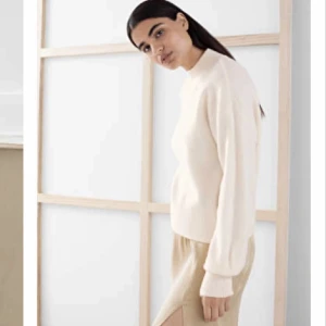 & other stories - Säljer denna jättefina stickade tröjan från & other stories. Stl Xs. Använd endast 4 gånger. Köpt för 390 kr säljer för 145 kr<3