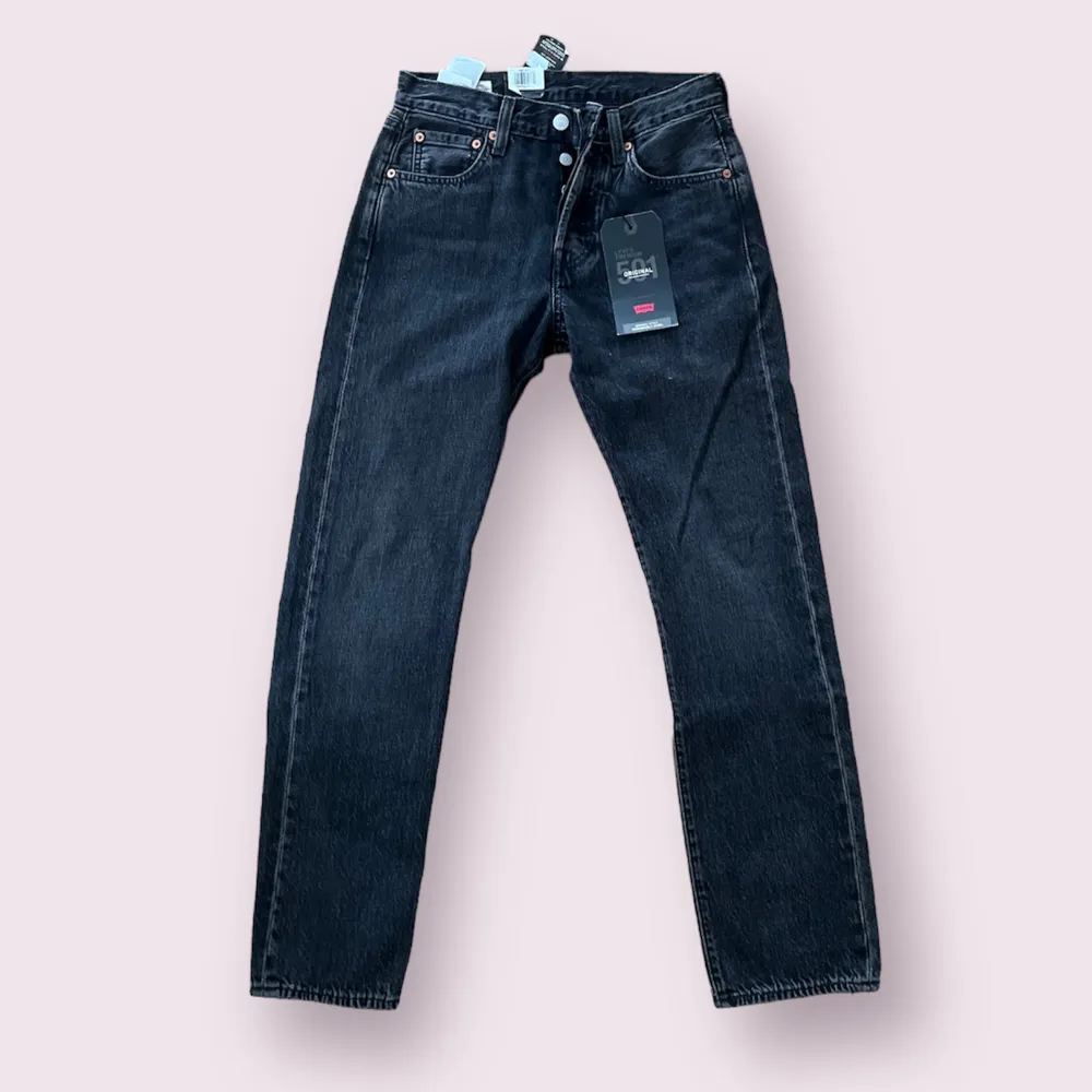 Ett par Levis 501 Jeans helt oanvända med alla lappar/prislapp kvar. Säljs då de är för små för mig. Skick 10/10! Nypris 1099kr.. Jeans & Byxor.