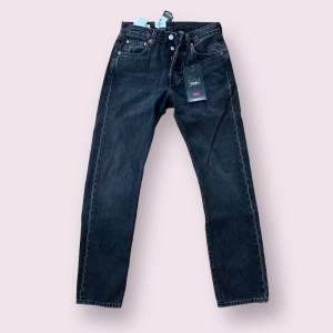 Ett par Levis 501 Jeans helt oanvända med alla lappar/prislapp kvar. Säljs då de är för små för mig. Skick 10/10! Nypris 1099kr.