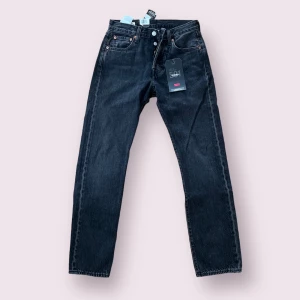 Jeans Levis 501 - Ett par Levis 501 Jeans helt oanvända med alla lappar/prislapp kvar. Säljs då de är för små för mig. Skick 10/10! Nypris 1099kr.
