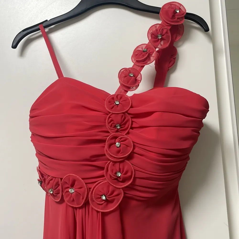 En jättefin bal/fest klänning i färgen fushia/rosa. Den har en fin blommig detalj på framsidan🌸😍priset kan diskuteras!. Klänningar.
