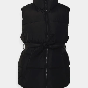 Väst med knytband  - Väst med band man knyter till vid midjan, köpt från Nelly. Aldrig använd (har bara testat den). Storlek 36 (pris kan diskuteras vid snabb affär)