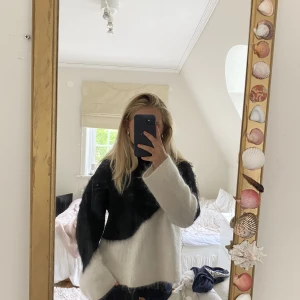 Stickad tröja från other stories  - Säljer min superfina stickade tröja i mohair från & other stories. Supermysig och varm perfekt till hösten och vintern🍁 inga defekter då jag endast användt den en gång så i nyskick. Str xs , säljer för 750kr💓 köp gärna via köp direkt💓