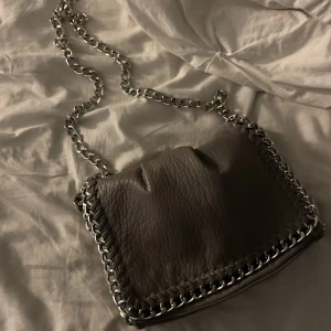 Tiamo väska! - säljer nu min Tiamo väska i en grå färg, den är i mellan storlek och rymmer väldigt mycket. Köptes för 400kr å jag säljer för 250kr men kan tänka mej sälja billigare vid snabbt köp! Väskan är i nyskick!❤️